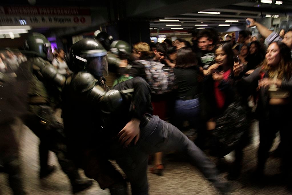 17 de octubre del 2019/SANTIAGO
Incidentes y detenidos por evasión en la estación del metro Salvador.
FOTO: AGENCIAUNO/MAURICIO MENDEZ
