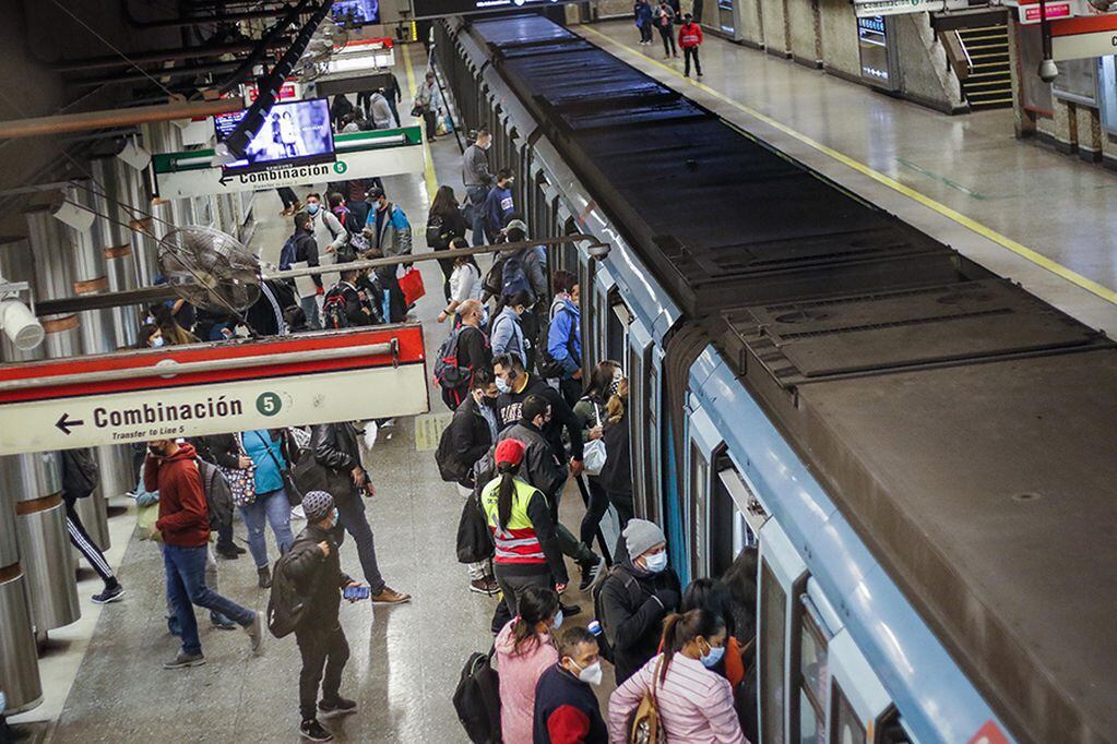 28 de septiembre del 2020/SANTIAGO
Cientos de personas llegan a esperar el tren, en la Estación del Metro, Baquedano, en la comuna de Providencia, tras salir de cuarentena el 97 porciento de los capitalinos.
FOTO: SEBASTIAN BELTRAN GAETE/AGENCIAUNO