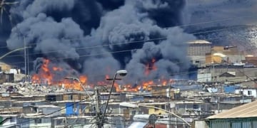 Violento incendio afecta al sector de Cerro Chuño en Arica