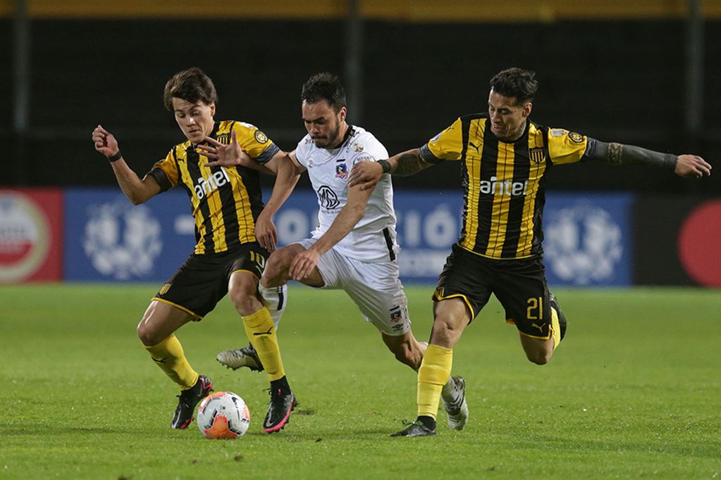Uruguay's Penarol forward Facundo Pellistri (L), Chile's Colo Colo midfielder Gabriel Suazo (C) and Uruguay's Penarol midfielder Jesus Trindade (R) vie for the ball during their closed-door Copa Libertadores group phase football match at the Campeon del Siglo Stadium in Banados de Carrasco, Montevideo Department, Uruguay, on September 29, 2020, amid the COVID-19 novel coronavirus pandemic. (Photo by Matilde Campodonico / POOL / AFP)