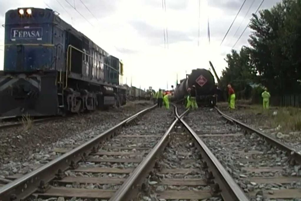 Tren atropelló a hombre ebrio que dormía al costado de línea férrea: está fuera de riesgo vital. (Imagen referencial).