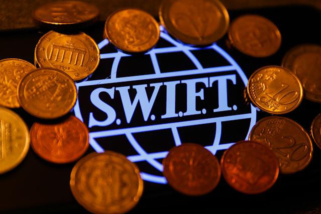 SWIFT suele ser conocido gracias a ser un código internacional que les da a sus socios un servicio de mensajería cifrada que facilita las transferencias internacionales de fondos.