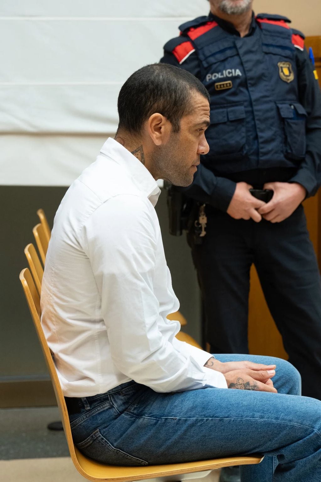Arriesga hasta 12 años de cárcel: la llegada de Dani Alves al juicio en que lo acusan de agresión sexual