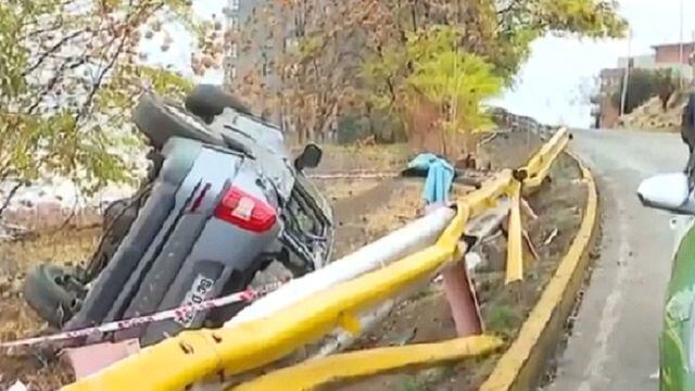 Vehículo volcó tras chocar contra una barrera en Vitacura: conductor habría huido del lugar
