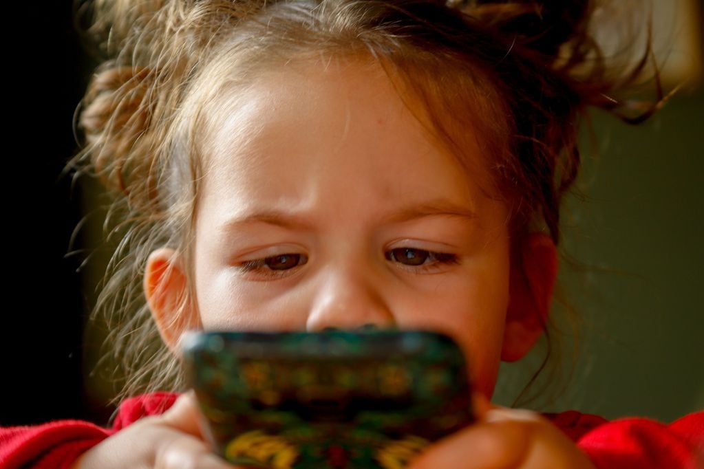 Advierten que los celulares estarían afectando el aprendizaje y la salud mental de los niños.