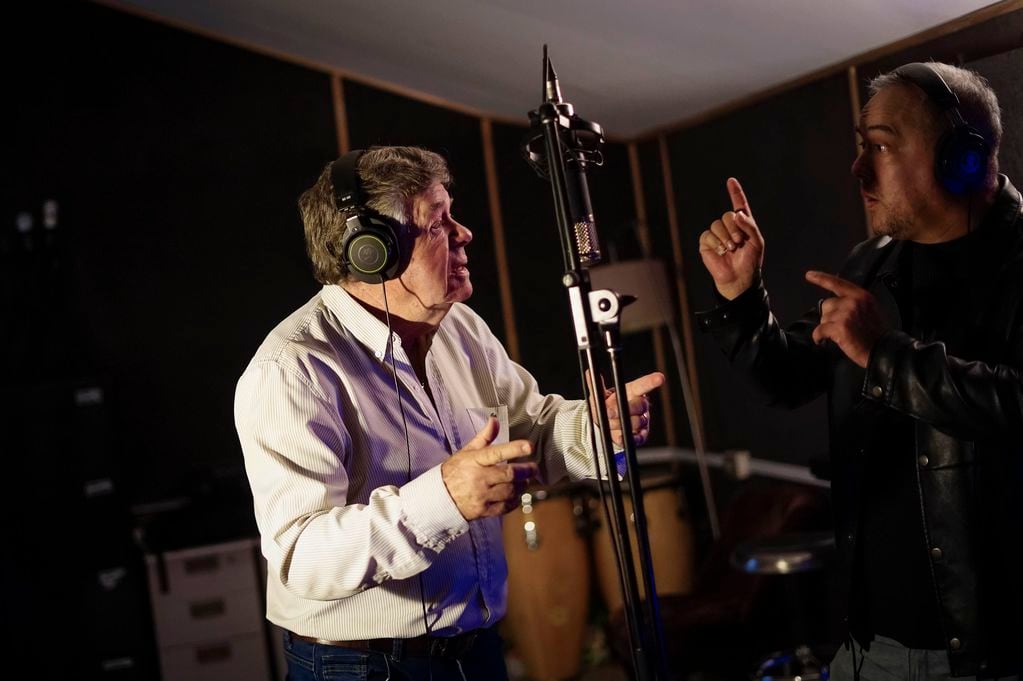 Marcelo de Cachureos junto a su productor, Hugo Manzi, en el estudio de AN Records. Foto: Mario Tellez (La Cuarta)