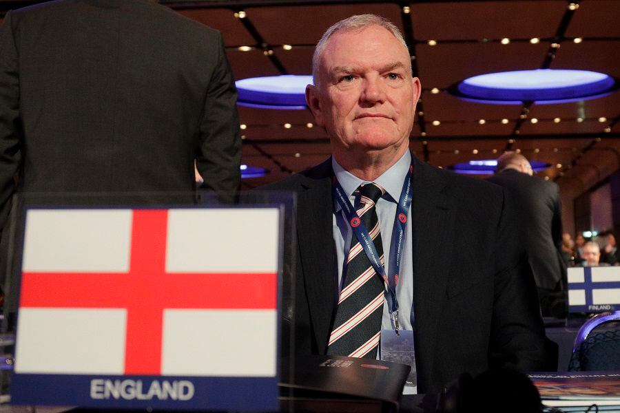 Presidente del fútbol inglés renunció tras comentarios racistas