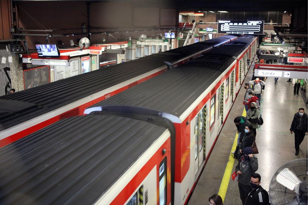 Metro cierra estaciones de la Línea 5 por persona en la vía. Foto referencial.