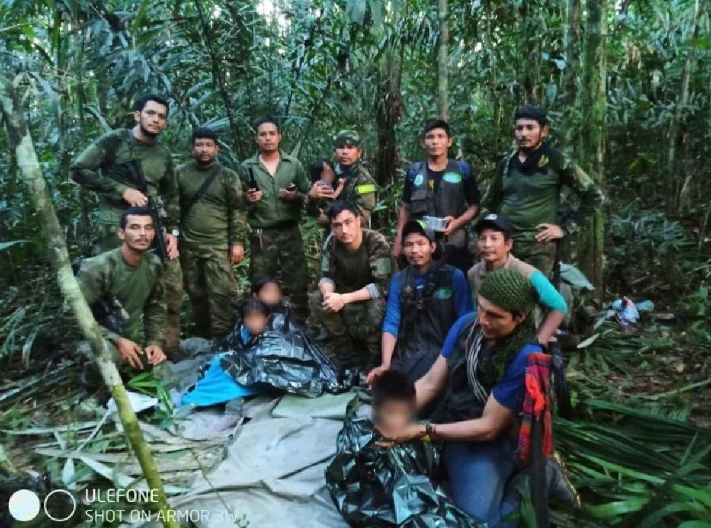 Foto de los niños tomada por las fuerzas militares de Colombia.