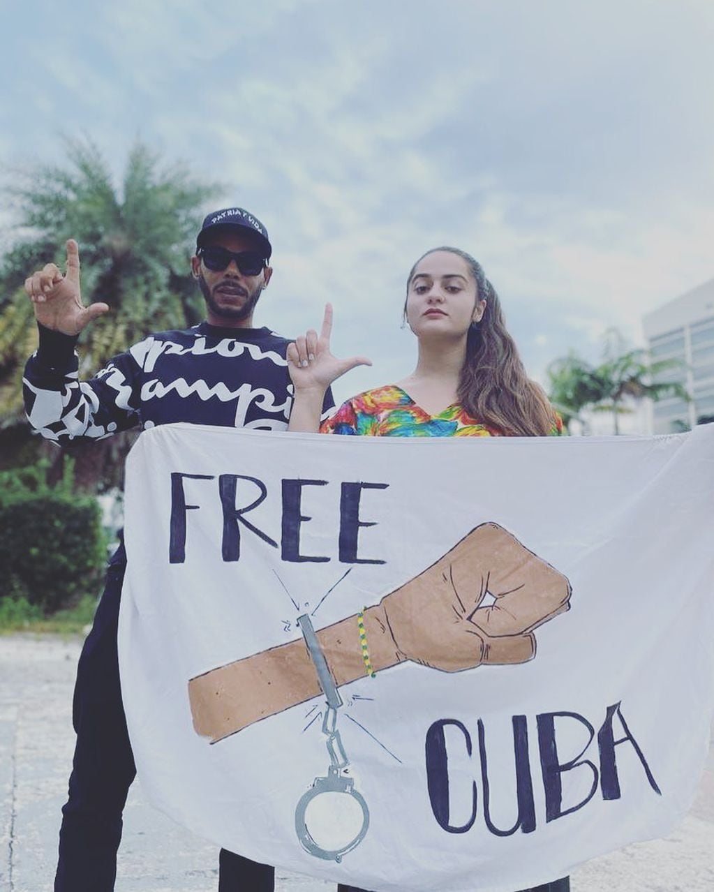 El rapero El Funky protestando por Cuba.