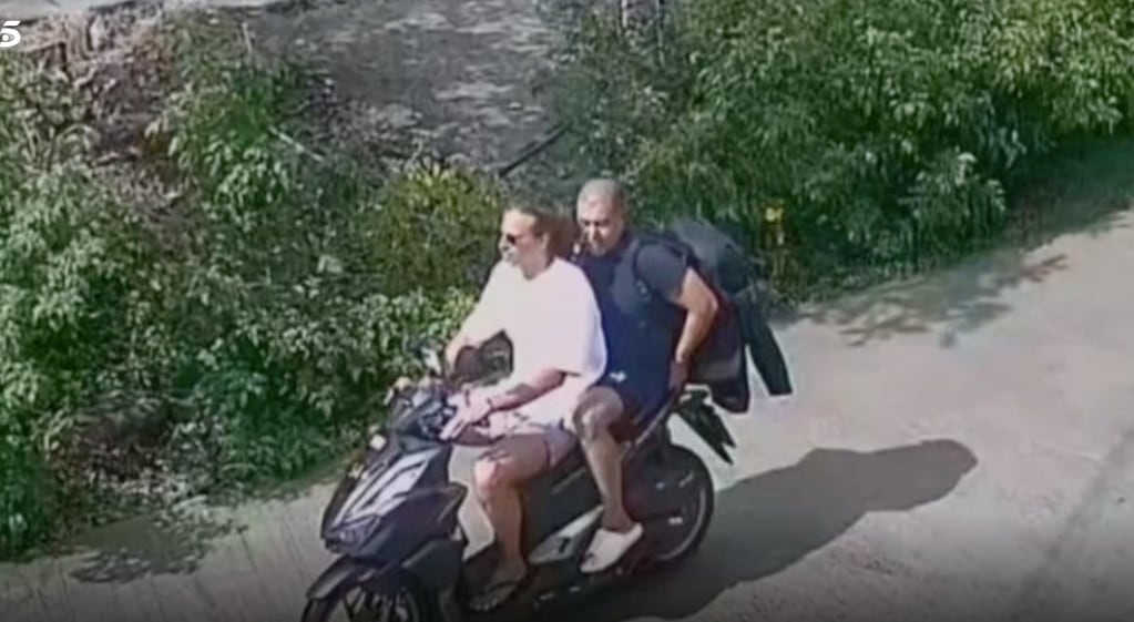 Daniel Sancho recogió a Edwin Arrieta en moto tras su llegada a la isla.