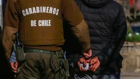 Lo tenían, pero vio su oportunidad y se escapó: hasta con drones buscan a sujeto que se fugó esposado desde Cesfam