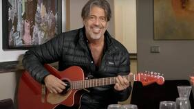 "Dije 'voy a llevar dulzura donde hay mucha amargura. Empecé a hacer tortas... Y llevé esas tortas con mi guitarra de palo a las ollas comunes", recuerda Miguelo sobre el primer año de pandemia