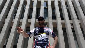 "Chaleco" calienta motores peinándose con clases de pilates