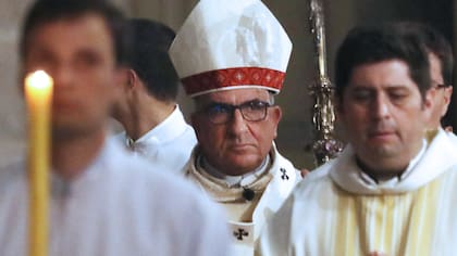 “Gracias a Dios el ‘monstruo’ reaccionó”: Chomali le hace la cruz a chistes que “jugaron con la fe” en inicio del Festival