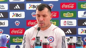 “Espero que siga, trabaja de buena manera”: Gary Medel le presta ropa al “Toto” Berizzo