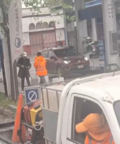 Una cámara captó la imagen del sujeto armado. (Imagen de Chilevisión Noticias)