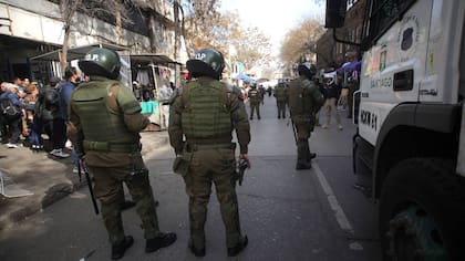 Delincuentes de Meiggs atacan a carabinero y lo dejan con laceraciones en el cuello: funcionario disparó e hirió a dos
