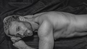 Transgresor desnudo: Hernán Contreras impactó con una osada sesión fotográfica