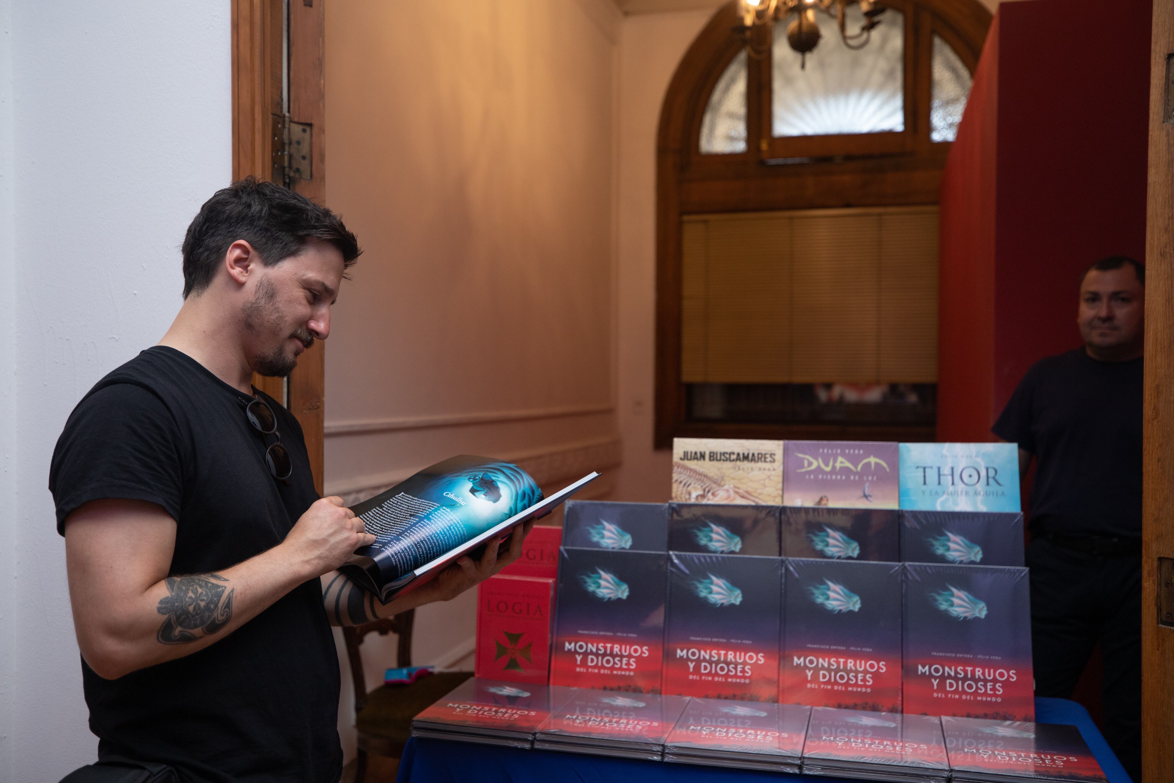 Exposición gratuita “Monstruos y dioses del fin del mundo”. Foto gentileza editorial Planeta.