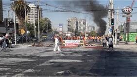 Trabajadores de la construcción protestan en Plaza Egaña por despidos masivos