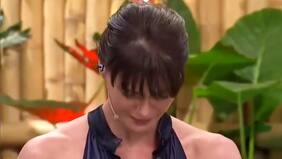 La emoción de Tonka Tomicic con la pulserita y la carta que le regaló la niña Catalina Sanhueza, de fundación contra el cáncer de sangre, en Bienvenidos