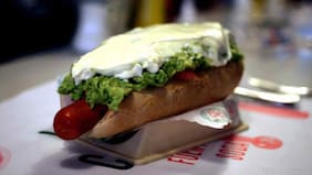 Desde “completo a luca” a 30 unidades gratis: revisa las promociones para el Día del Completo 2023