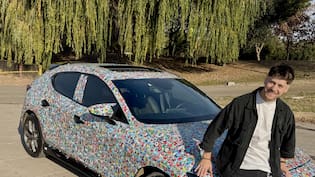 Influencer Ariel Osses hizo una locura mundialista y pegó a su auto más de 10 mil láminas del Mundial: “Lo que esperaba era sacarle sonrisas a niños y adultos”