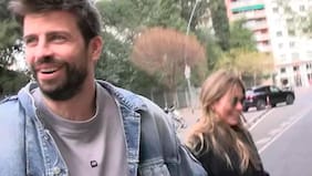 "Patán", "bobazo", "amiga, date cuenta...": critican a Piqué por reírse del golpe que se dio Clara Chía en plena calle mientras eran seguidos por un paparazzo