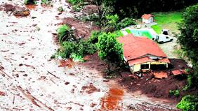 Muertos y desaparecidos tras rotura de dique minero en Brasil
