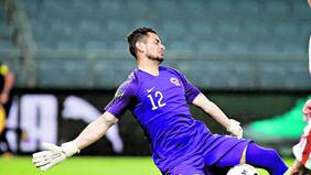 Rueda le ofrece los guantes del capitán