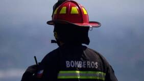 Bomberos quedaron con hipotermia mientras rescataban personas: se negaban a evacuar