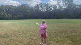 Mujer sufrió insólito ataque de un halcón que dejó caer serpiente encima de ella