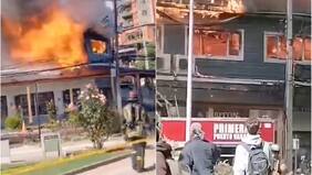 Incendio de gran magnitud afecta a locales comerciales de Puerto Varas: reportan al menos 4 desaparecidos