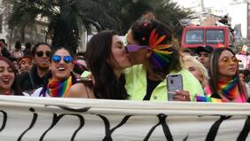 Camila y Dana gritaron su amor en Marcha por el Orgullo