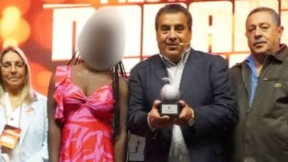 Dino Gordillo bajo la lupa: municipalidad prepara denuncia por beso en la boca a adolescente que subió al escenario