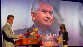 Enrique Paris es declarado hijo ilustre de Providencia: su hijo recibió la premiación