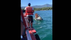 Sobre moto de agua: jóvenes expulsan a turistas de lago Villarrica