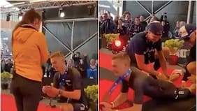 ¿Una señal? Triatleta se arrodilló para pedirle matrimonio a su novia… ¡y se acalambró en el peor momento!