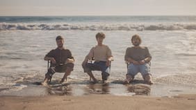 Pescao debuta con “Uno”: pop folk cálido y absurdo para surfear el día a día