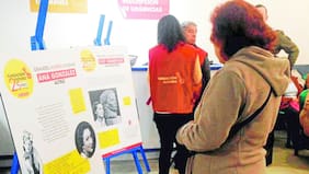 Historias de chilenas destacadas alivian esperas en los consultorios