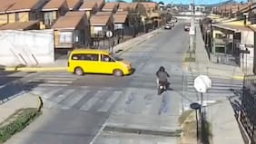 Motociclistas que huían de Carabineros terminaron arrollados por furgón escolar lleno de niños