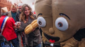 ¡La marraqueta es chilena!: La campaña de Sole Onetto a Reina Guachaca. Llegó con deliciosas marraquetas gigantes bajo el brazo