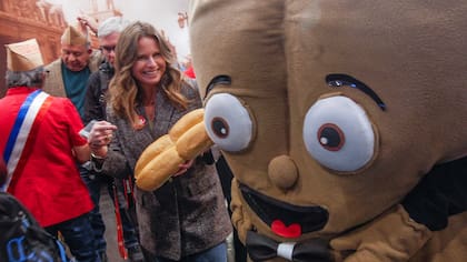 ¡La marraqueta es chilena!: La campaña de Sole Onetto a Reina Guachaca. Llevó deliciosas marraquetas gigantes al lanzamiento