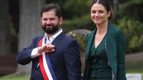 De diseño sostenible y 100% chileno: los detalles del aplaudido atuendo de Irina Karamanos en cambio de mando