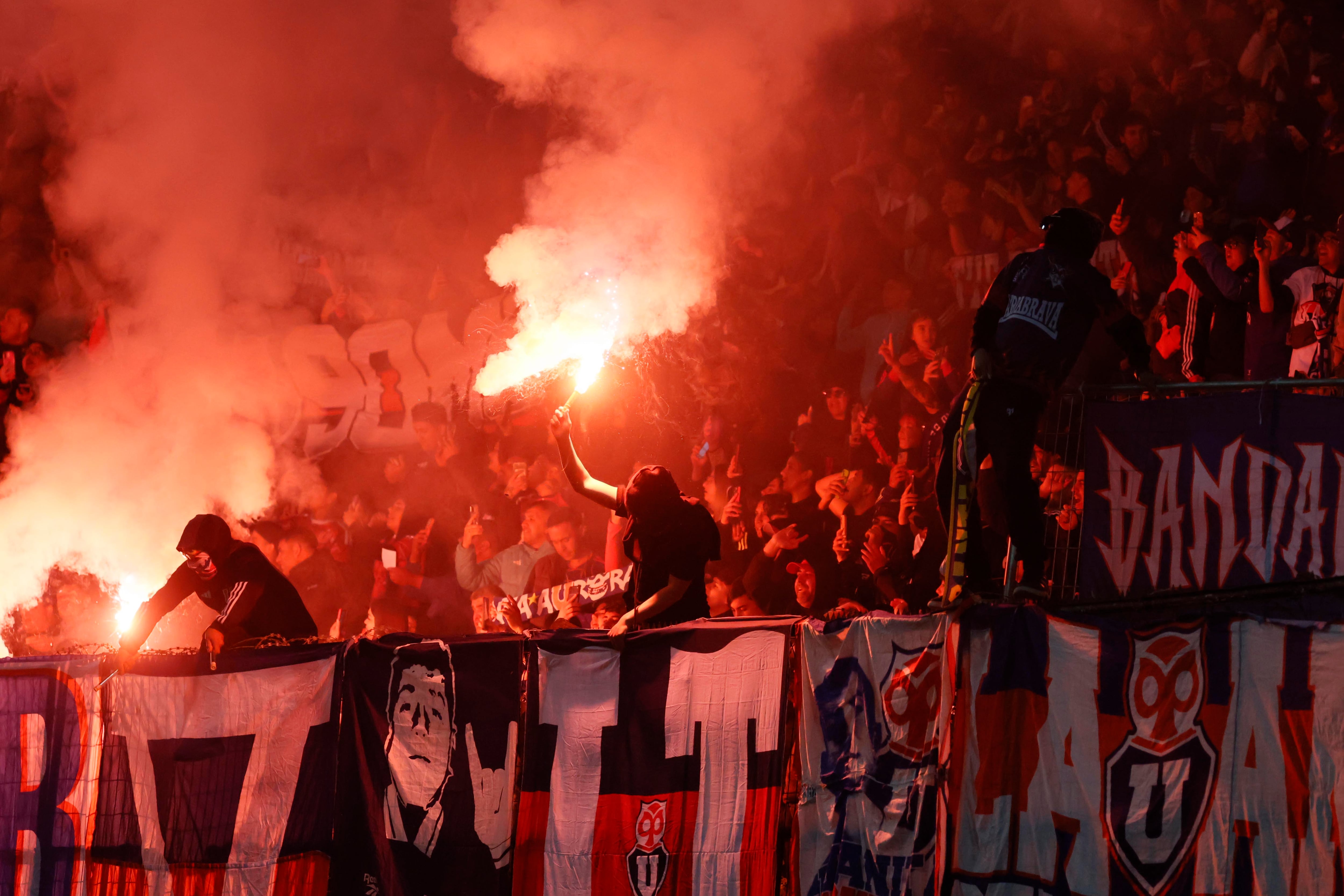 Barristas encendieron bengalas en el estadio Sausalito.