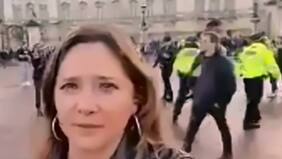 “¡Algo está pasando!”: desde el Palacio de Buckingham, Mónica Pérez graba momento en que se confirma el deceso de la Reina Isabel