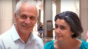 "Lo que lo calma, lo que lo ayuda, es la compañía, el abrazo, la caricia, el habla, la escucha...", cuenta Paulina Urrutia sobre el cuidado de su marido Augusto Góngora