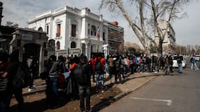 Incidentes en la Embajada de Haití: acusan dificultades en la entrega de documentos y grupo ingresó a la fuerza al recinto