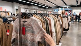 Cierra popular tienda en Santiago: rematan ropa a $4.990 el kilo